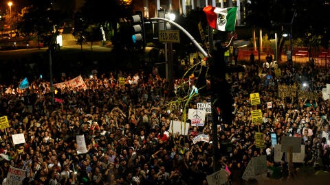 Manifestaci&oacute;n en contra de la elecci&oacute;n de Donald Trump como presidente, en Los &Aacute;ngeles