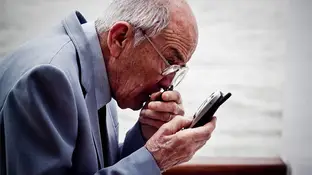 Abuelo mirando un smartphone Abuelo mirando un smartphone