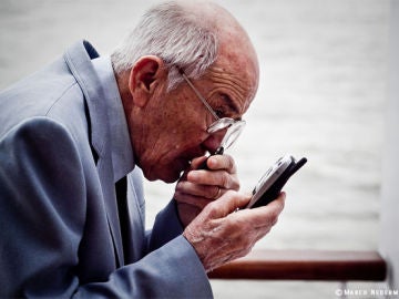 Abuelo mirando un smartphone