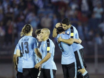 Los jugadores de Uruguay celebra un un gol