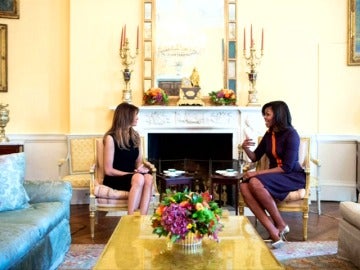 Frame 7.424919 de: Michelle Obama ha recibido hoy a Melania Trump en la Casa Blanca