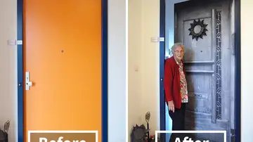 Una anciana feliz con su nueva puerta Una anciana feliz con su nueva puerta
