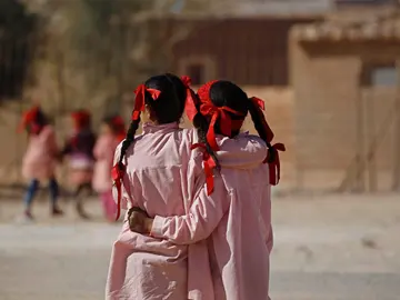 Niñas africanas con el uniforme del colegio Niñas africanas con el uniforme del colegio
