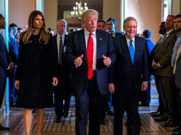 Donald Trump junto a su esposa y el líder de la mayoría del Senado