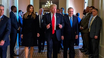 Donald Trump junto a su esposa y el líder de la mayoría del Senado