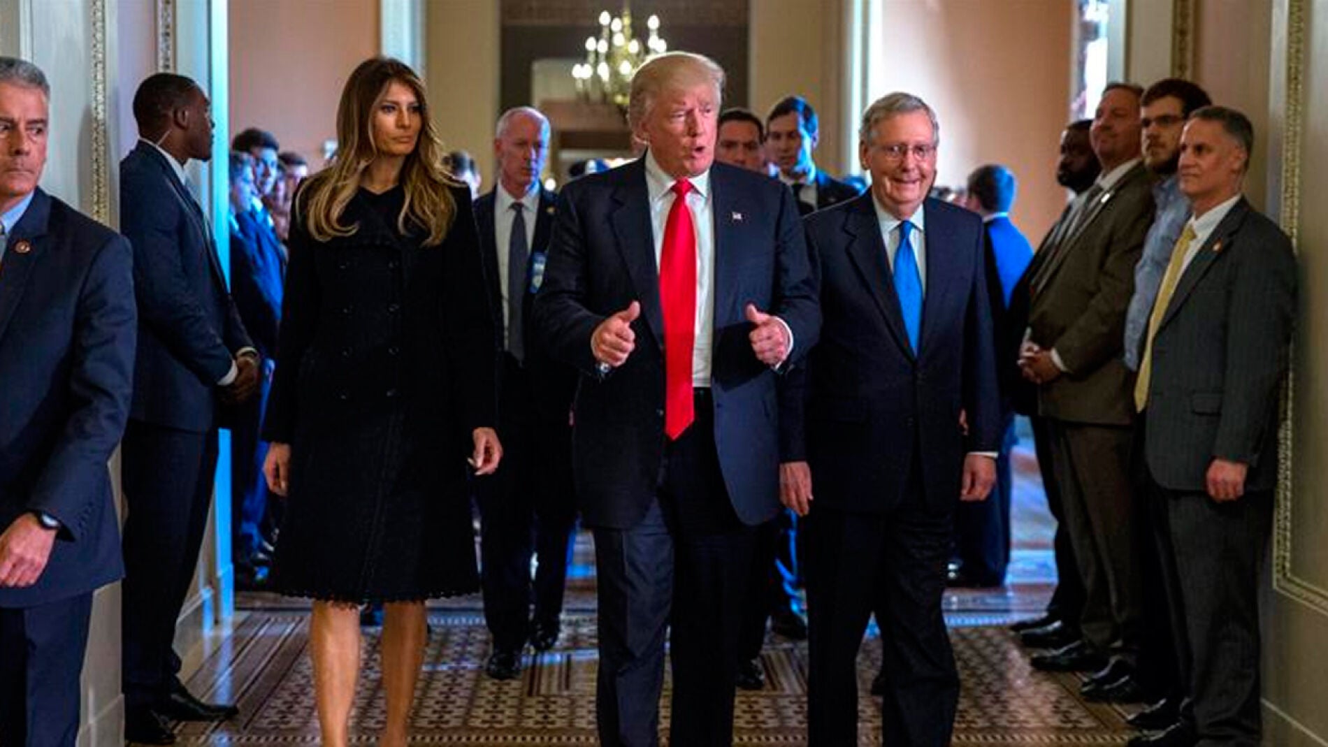 Donald Trump junto a su esposa y el l&iacute;der de la mayor&iacute;a del Senado