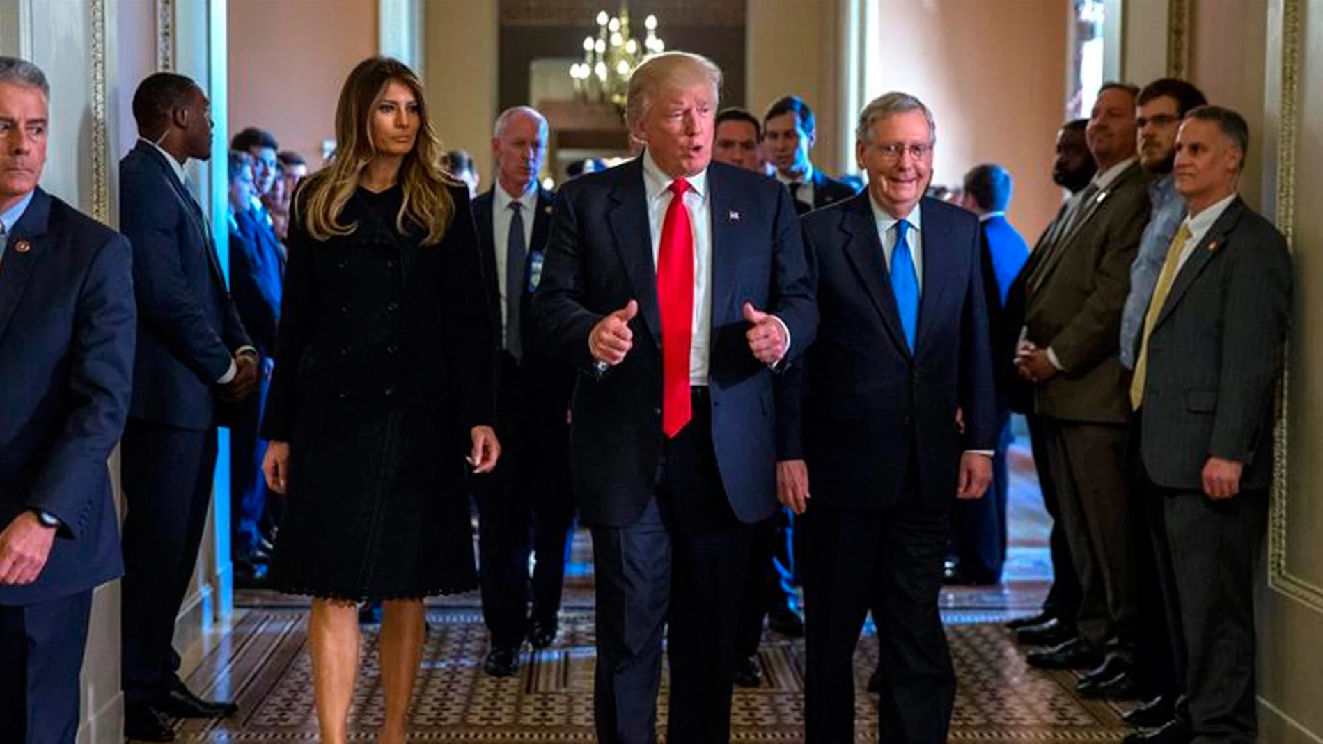 Donald Trump junto a su esposa y el líder de la mayoría del Senado Donald Trump junto a su esposa y el líder de la mayoría del Senado