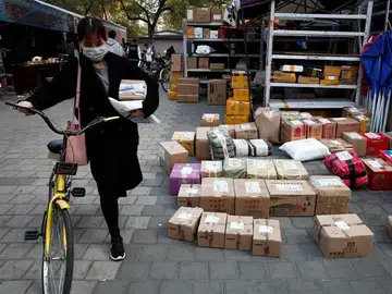 Paquetes de una tienda online en un aparcamiento de una universidad antes de ser recogidos por los clientes que los pidieron, durante el 'Día del Soltero' Paquetes de una tienda online en un aparcamiento de una universidad antes de ser recogidos por los clientes que los pidieron, durante el 'Día del Soltero'