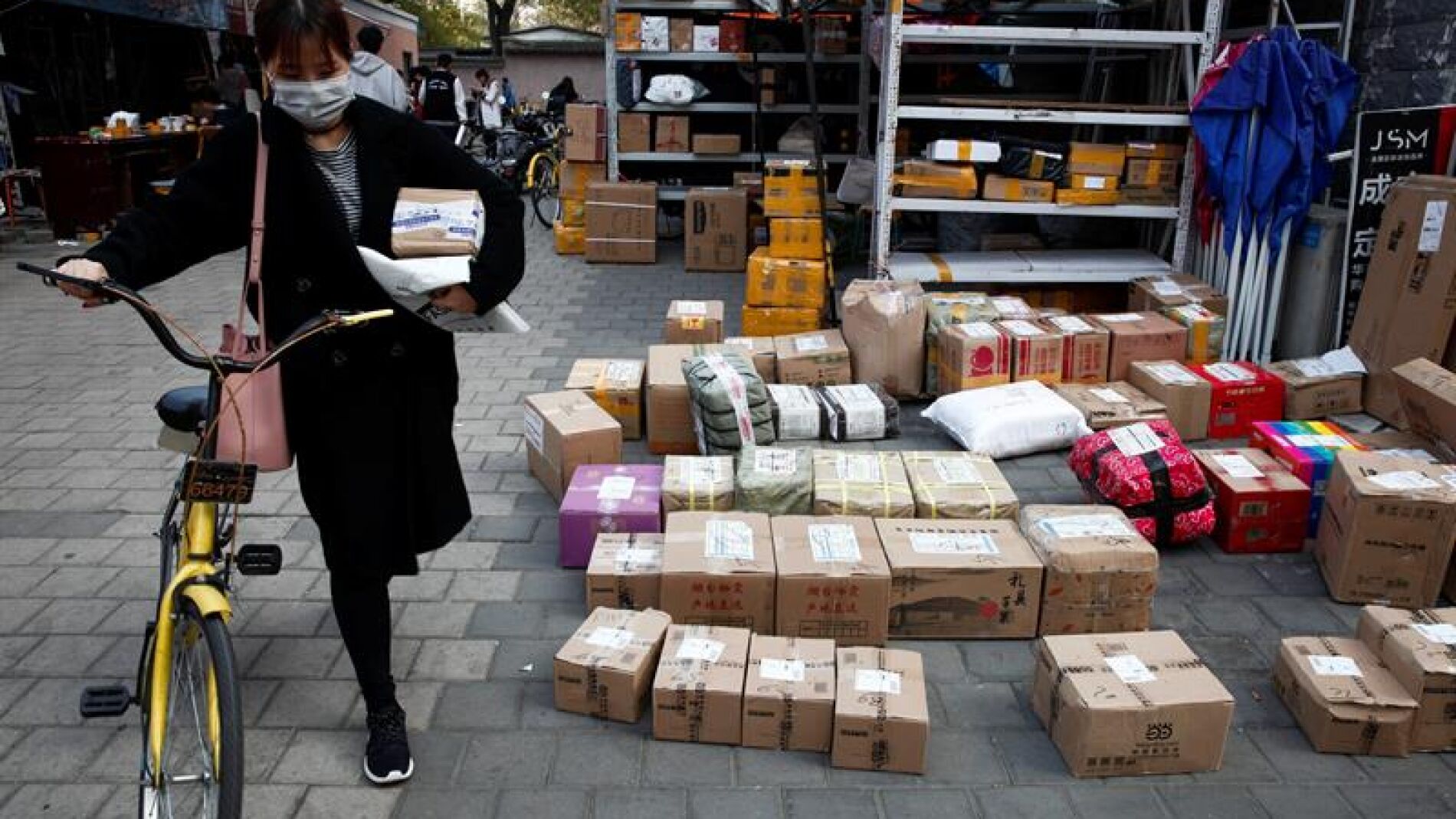Paquetes de una tienda online en un aparcamiento de una universidad antes de ser recogidos por los clientes que los pidieron, durante el 'D&iacute;a del Soltero'