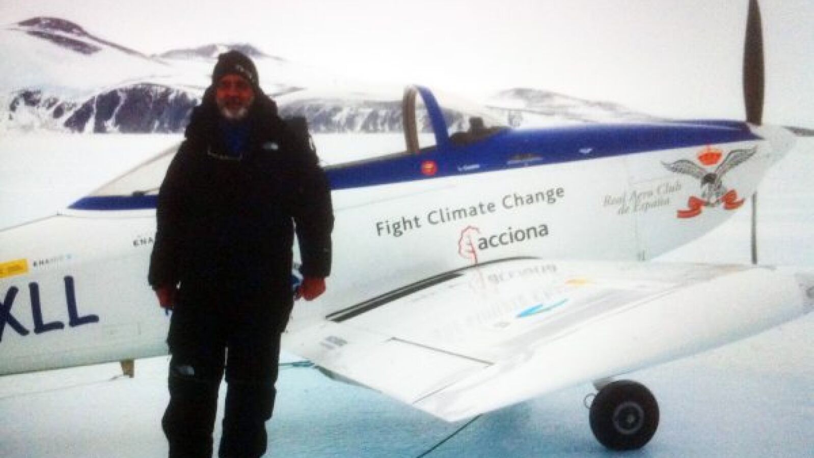 Un piloto español se convierte el primero en sobrevolar la Antártida durante 20 horas