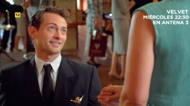 Carlos se arrodilla de nuevo ante Ana para casarse cuanto antes