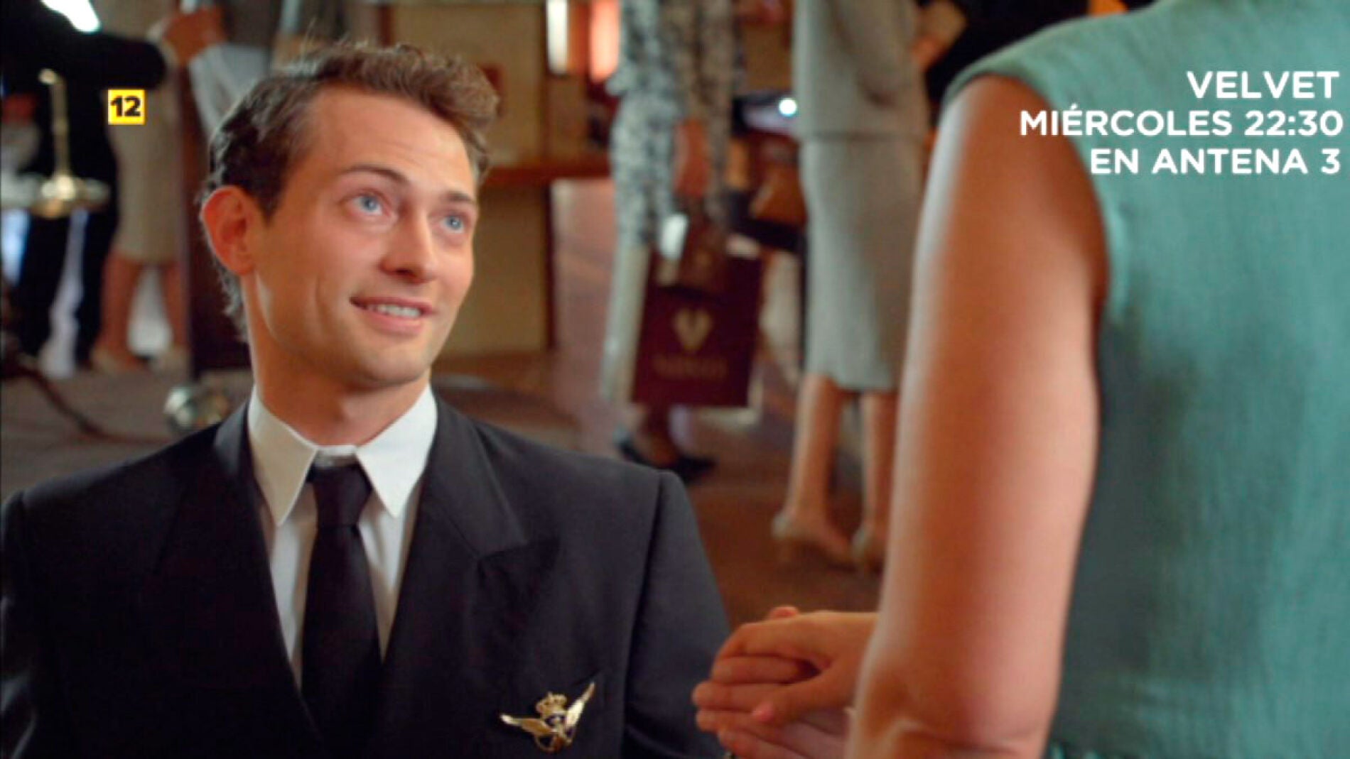 Carlos se arrodilla de nuevo ante Ana para casarse cuanto antes