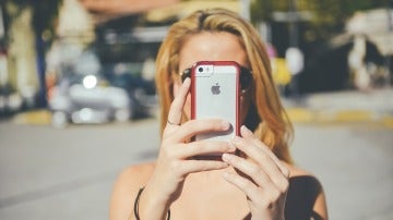 Una joven hace una foto con el móvil