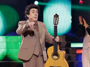 Juan Muñoz nos hace bailar con "El muerto vivo" como Peret Juan Muñoz nos hace bailar con "El muerto vivo" como Peret