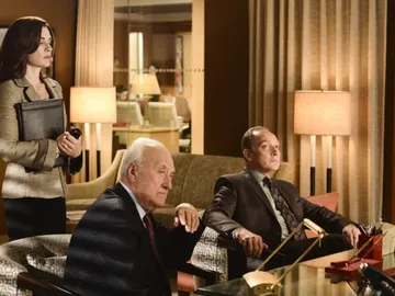 Zach Grenier y Jerry Adler junto a Julianna Margulies Zach Grenier y Jerry Adler junto a Julianna Margulies