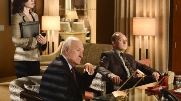 Zach Grenier y Jerry Adler junto a Julianna Margulies