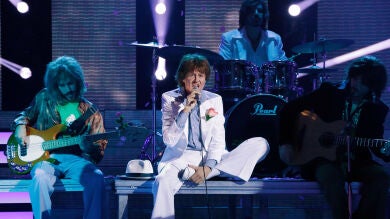 Esther Arroyo se pone de gala para imitar a Mick Jagger de los Rolling Stones en 'Angie'