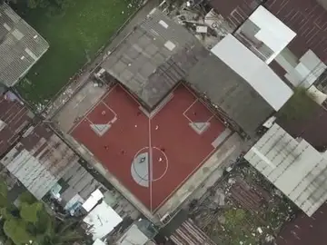 Un barrio de Bangkok, escenario inaudito por sus imposibles canchas de fútbol Un barrio de Bangkok, escenario inaudito por sus imposibles canchas de fútbol