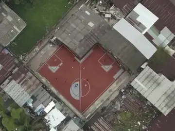 Un barrio de Bangkok, escenario inaudito por sus imposibles canchas de fútbol Un barrio de Bangkok, escenario inaudito por sus imposibles canchas de fútbol