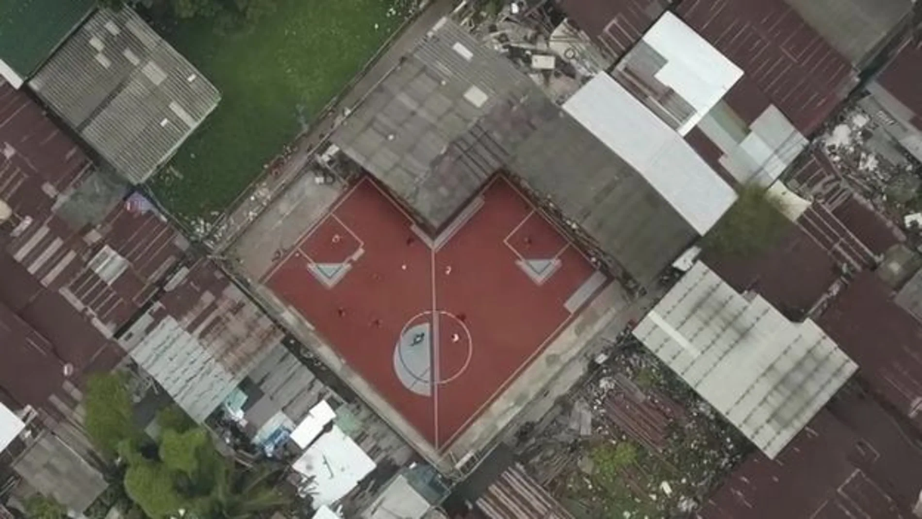 Un barrio de Bangkok, escenario inaudito por sus imposibles canchas de fútbol Un barrio de Bangkok, escenario inaudito por sus imposibles canchas de fútbol