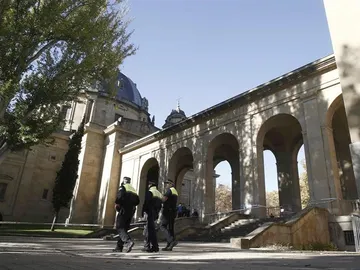 Efectivos de la Policía Municipal en el Monumento a los Caídos de Pamplona Efectivos de la Policía Municipal en el Monumento a los Caídos de Pamplona