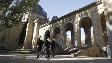 Efectivos de la Policía Municipal en el Monumento a los Caídos de Pamplona