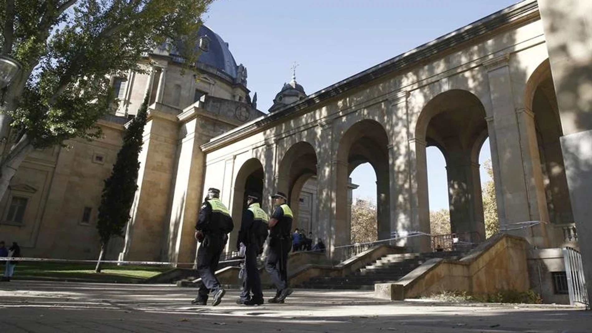 Efectivos de la Policía Municipal en el Monumento a los Caídos de Pamplona Efectivos de la Policía Municipal en el Monumento a los Caídos de Pamplona