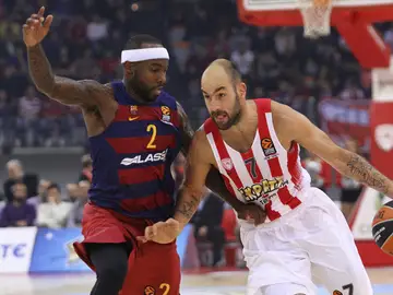 Spanoulis penetra a canasta ante la defensa de Rice Spanoulis penetra a canasta ante la defensa de Rice