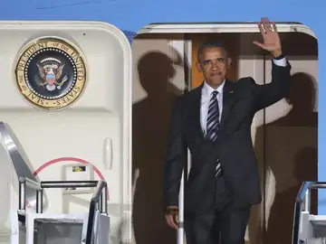 Obama saluda tras aterrizar en el aeropuerto de Tegel, en Berlín Obama saluda tras aterrizar en el aeropuerto de Tegel, en Berlín