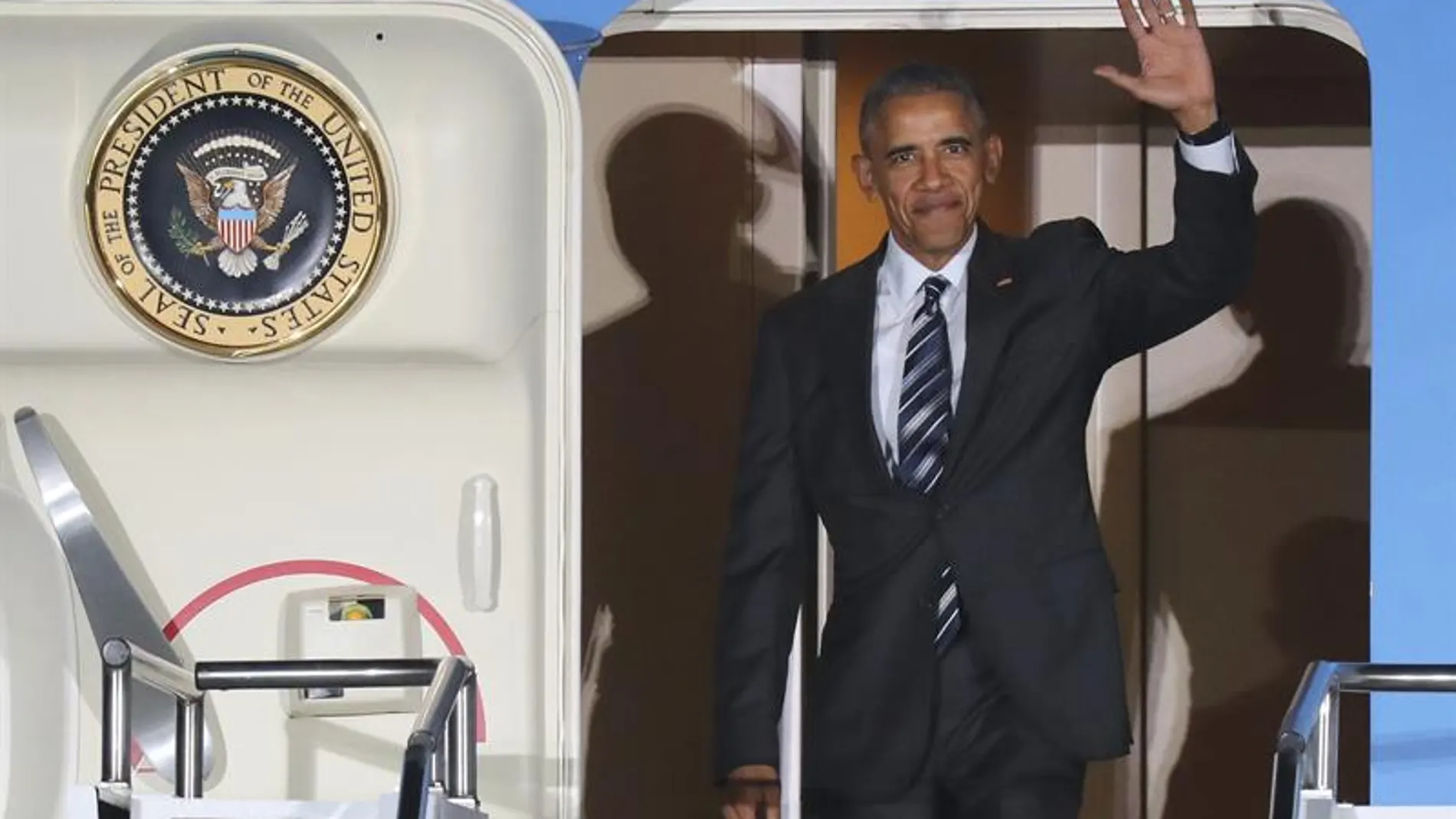 Obama saluda tras aterrizar en el aeropuerto de Tegel, en Berlín Obama saluda tras aterrizar en el aeropuerto de Tegel, en Berlín