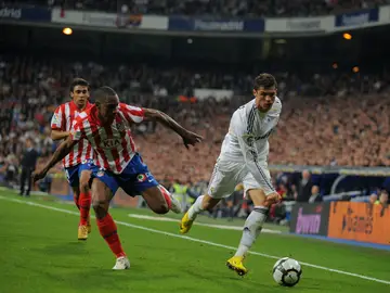 Perea trata de frenar a Cristiano en un derbi de 2010 Perea trata de frenar a Cristiano en un derbi de 2010
