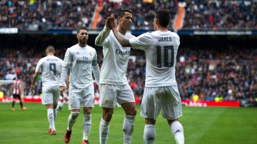 James y Cristiano celebran un gol con el Real Madrid