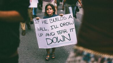La imagen de un niño en una manifestación contra Trump se convierte en símbolo contra su política migratoria