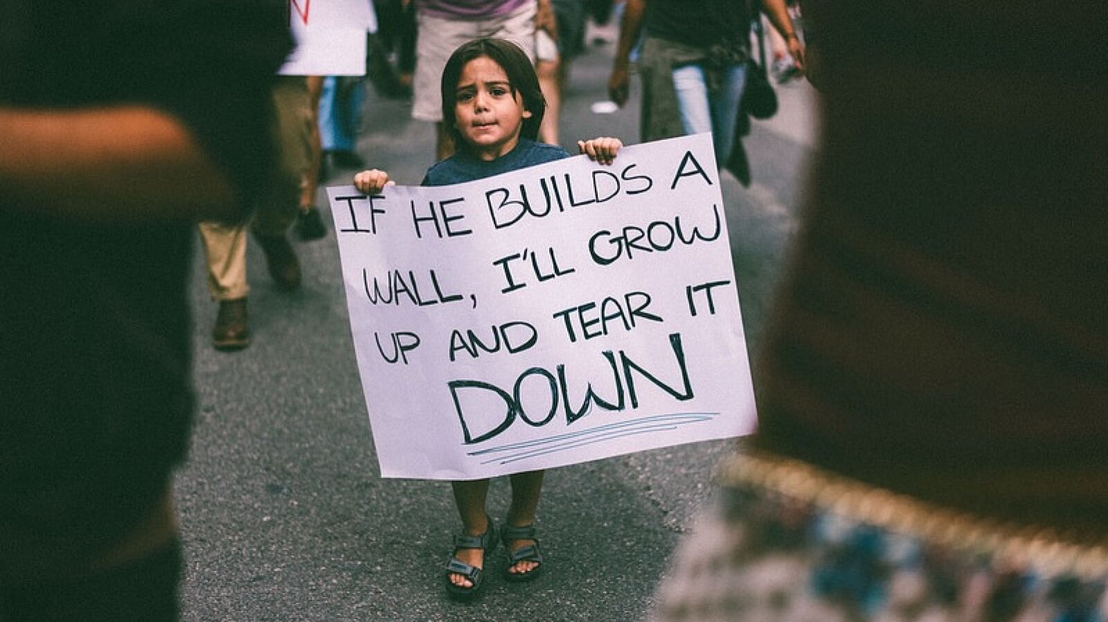La imagen de un niño en una manifestación contra Trump se convierte en símbolo contra su política migratoria