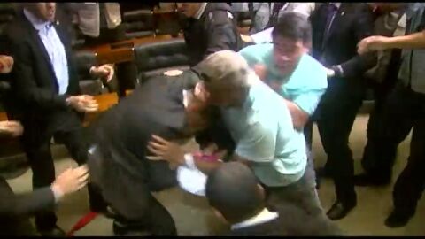Frame 15.804032 de: Violentas protestas en Brasil ante las medidas econ&oacute;micas adoptadas