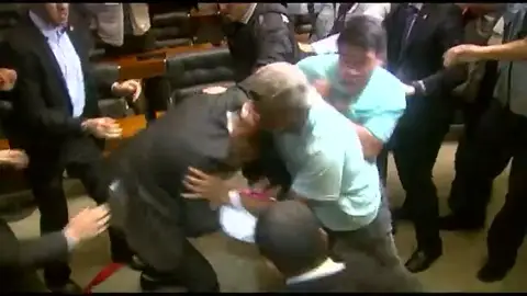 Frame 15.804032 de: Violentas protestas en Brasil ante las medidas económicas adoptadas Frame 15.804032 de: Violentas protestas en Brasil ante las medidas económicas adoptadas