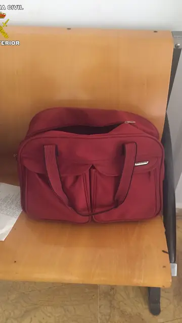 Detienen a dos mujeres en Melilla por llevar un bebé oculto en un bolso con síntomas de asfixia Detienen a dos mujeres en Melilla por llevar un bebé oculto en un bolso con síntomas de asfixia