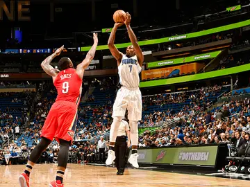 Serge Ibaka lanza a canasta ante la defensa de Jones Serge Ibaka lanza a canasta ante la defensa de Jones