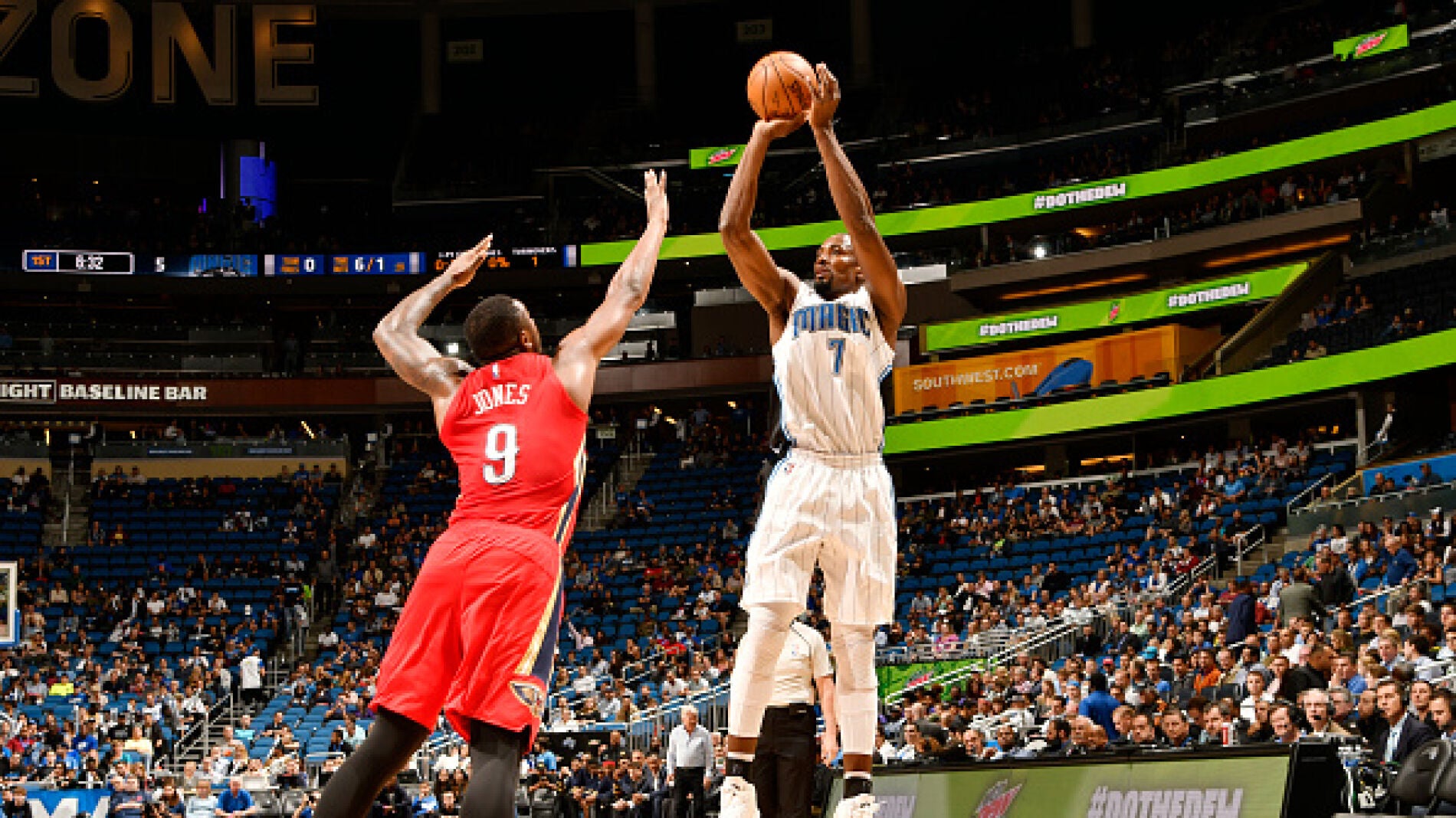 Serge Ibaka lanza a canasta ante la defensa de Jones