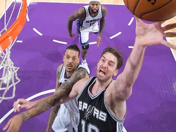 Pau Gasol anota una canasta ante los Kings Pau Gasol anota una canasta ante los Kings