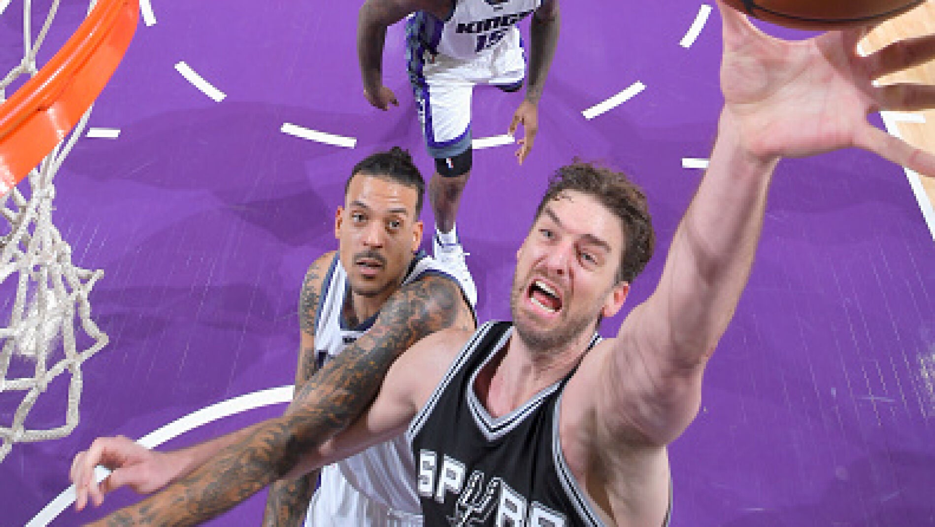 Pau Gasol anota una canasta ante los Kings