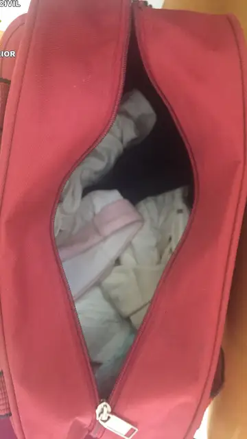 Detienen a dos mujeres en Melilla por llevar un bebé oculto en un bolso con síntomas de asfixia Detienen a dos mujeres en Melilla por llevar un bebé oculto en un bolso con síntomas de asfixia