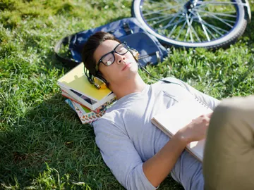 Estudiante tomando una siesta Estudiante tomando una siesta