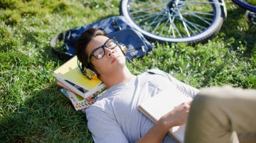 Estudiante tomando una siesta