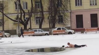 Un hombre semidesnudo salva a un perro de una laguna congelada en Rusia 