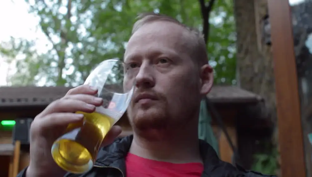Hombre bebiendo cerveza