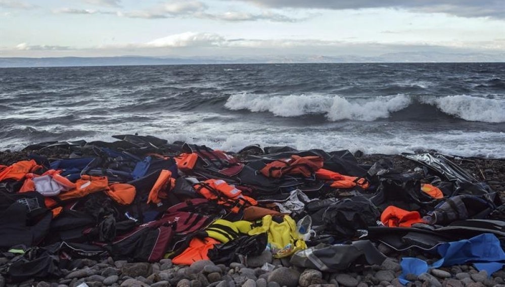Vista de chalecos salvavidas y restos de lanchas neumáticas