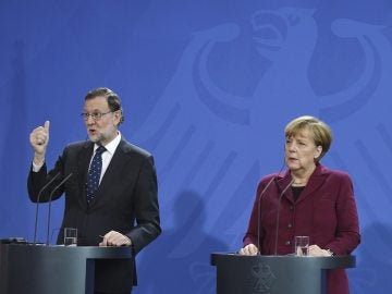 Rajoy y Merkel en una rueda de prensa conjunta