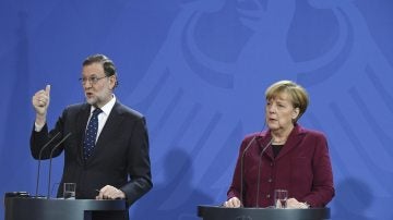 Rajoy y Merkel en una rueda de prensa conjunta