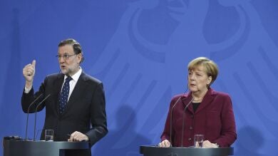 Rajoy apela a dedicarse a lo importante frente a actitudes como la de Podemos en la sesión de apertura de las Cortes
